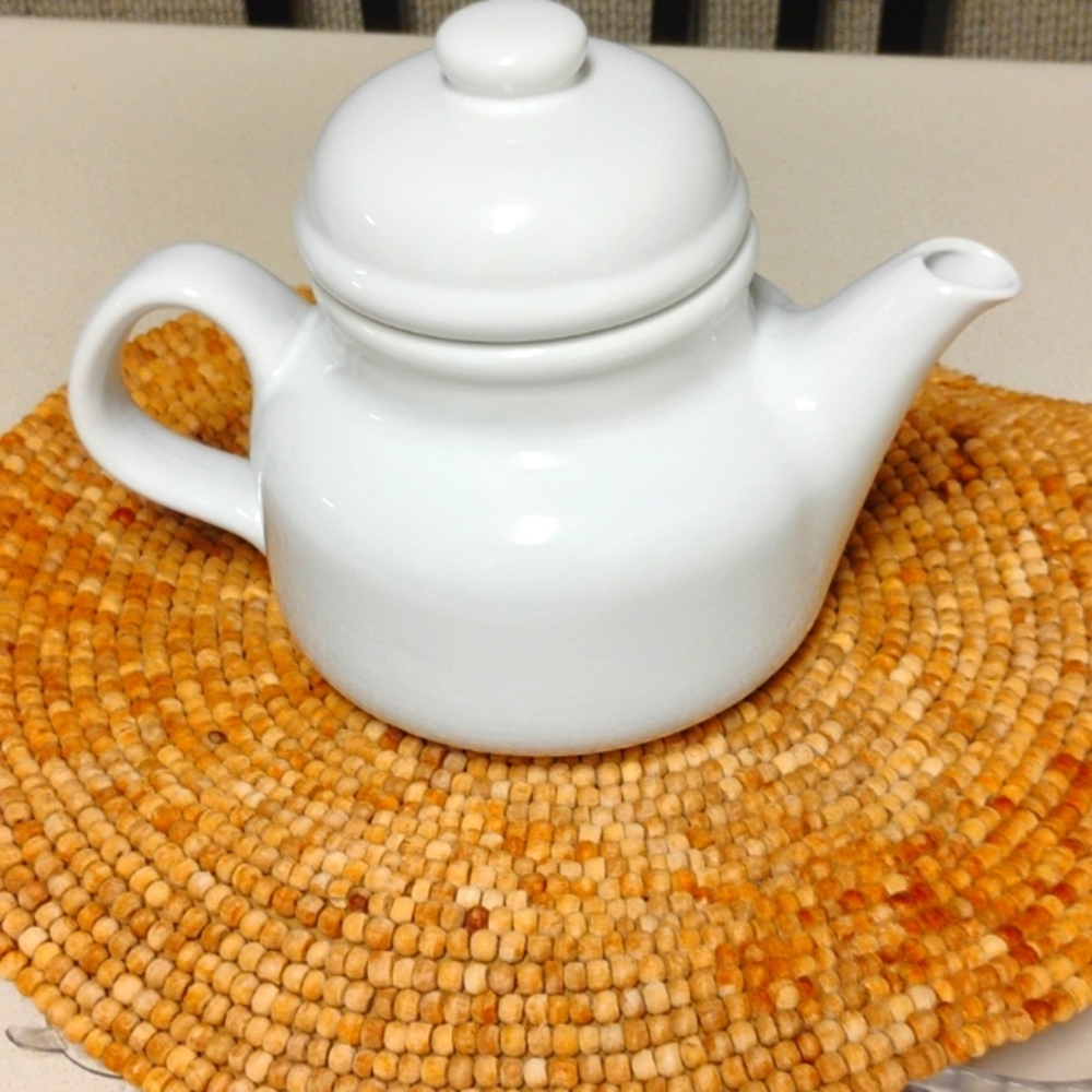 Rondo Gailstyn-Sutton White Ceramic Teapot